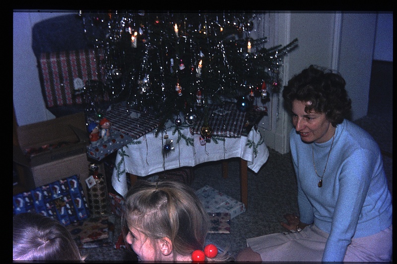23.Delft dec 1971 Mama,Brigitte.JPG